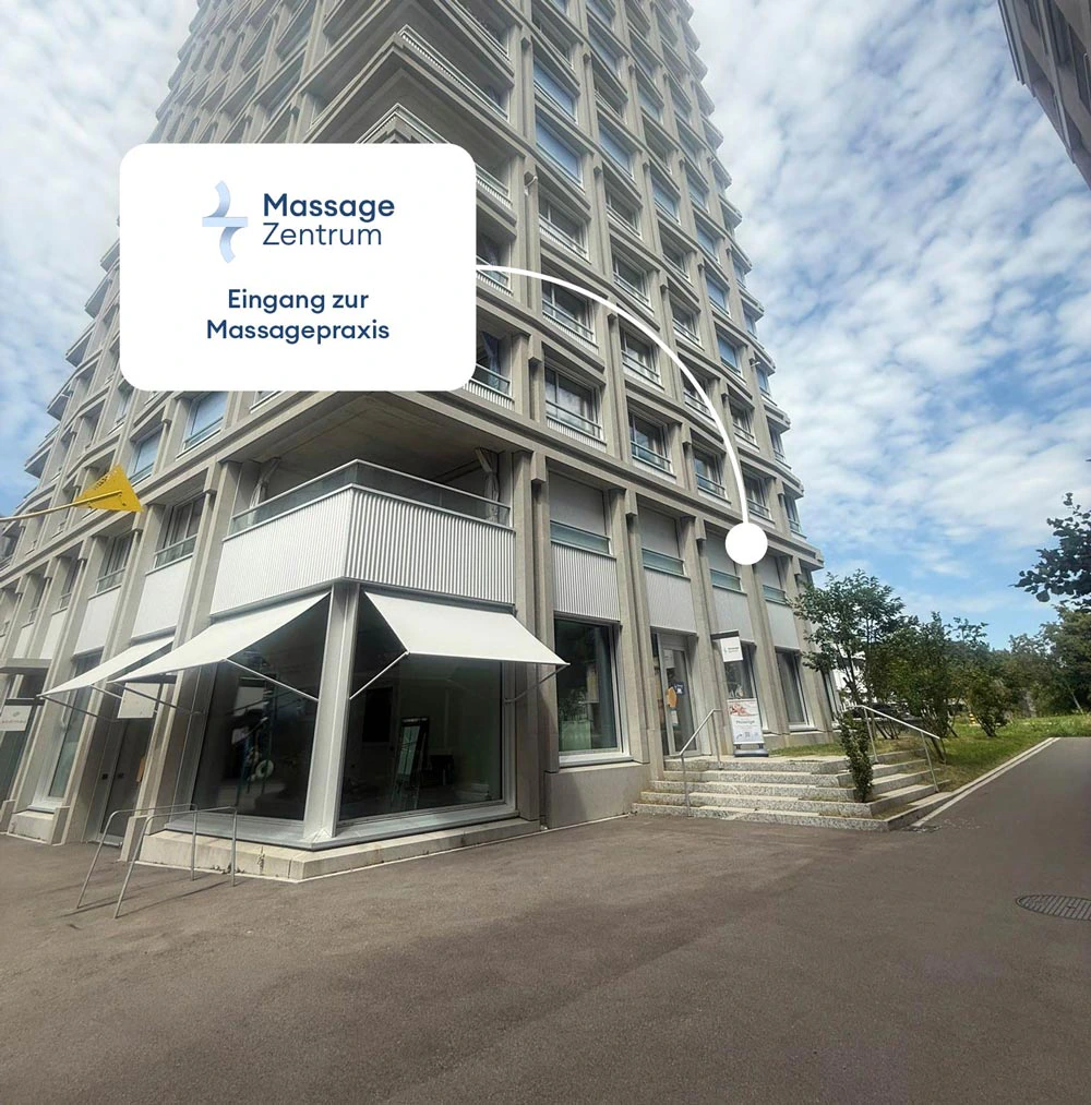 Markierter Eingang der Massagepraxis an der Piazza Santeramo 1 in Bülach