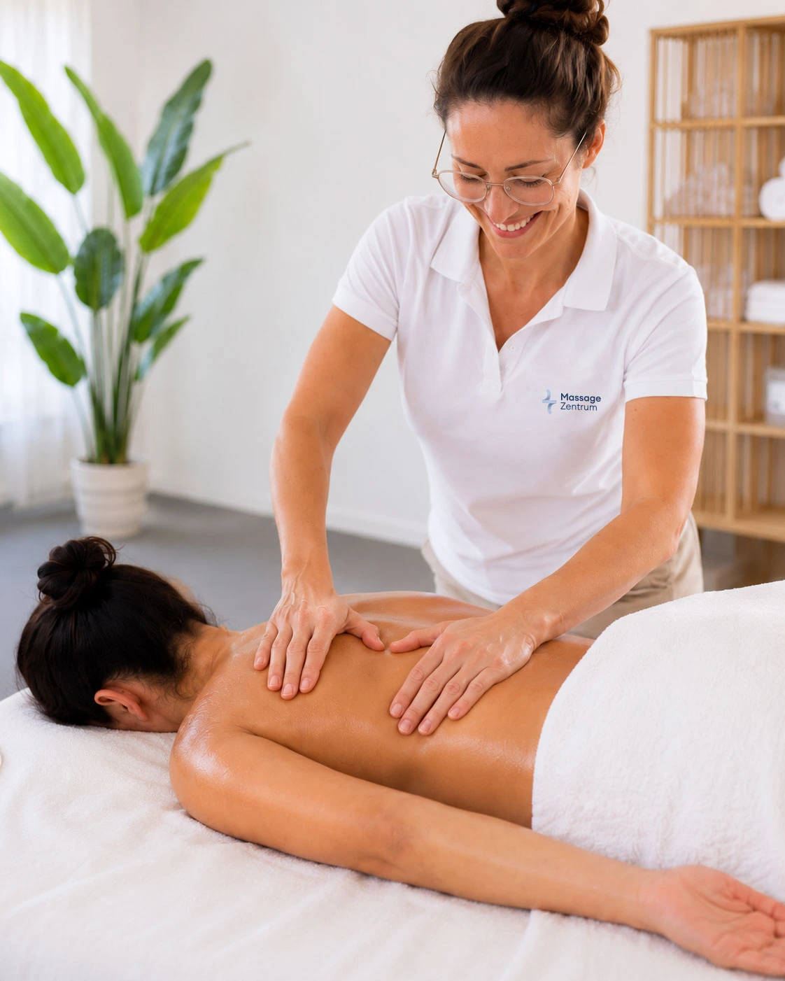 Therapeutische Massage in unserer Praxis an der Piazza Santeramo 1 in Bülach
